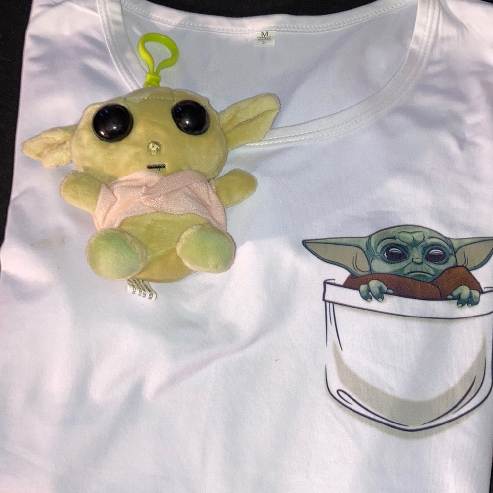 ❤️Baby Yoda tee and keychain❤️